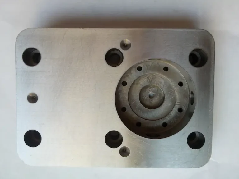 Cracked plastic mold steel component caused by improper heat treatment