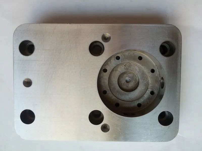 Cracked plastic mold steel component caused by improper heat treatment