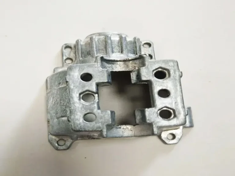 Plastic injection molding machine producing high volume plastic parts