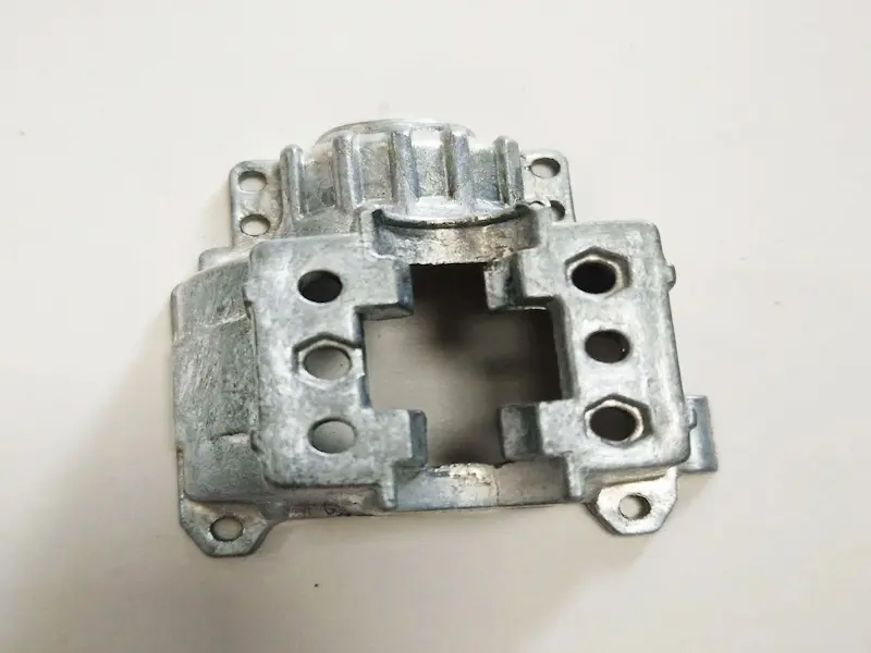 Plastic injection molding machine producing high volume plastic parts