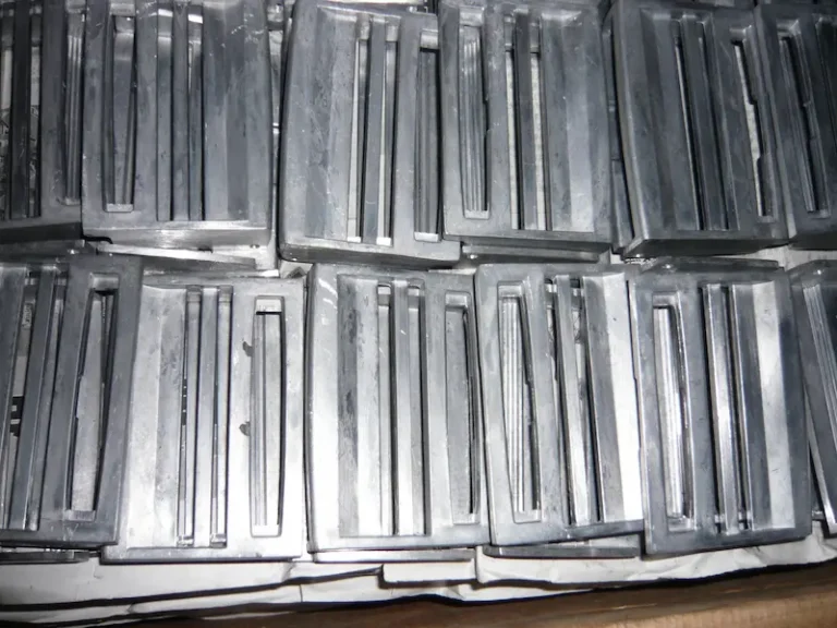 Hot runner manifold and nozzle system in a plastic injection mold