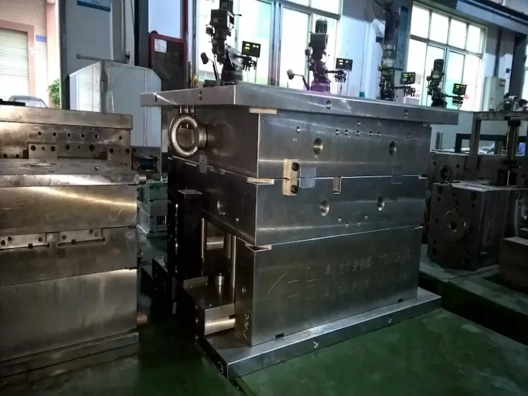 Injection mold gate and sprue design for stable molding and part ejection