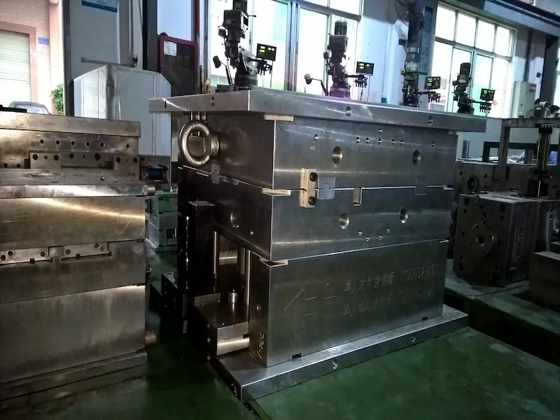 Injection mold gate and sprue design for stable molding and part ejection