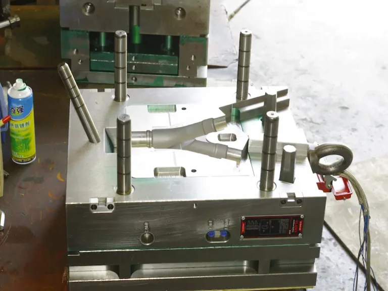 Extrusion coating line applying a thin molten plastic layer onto a moving substrate material