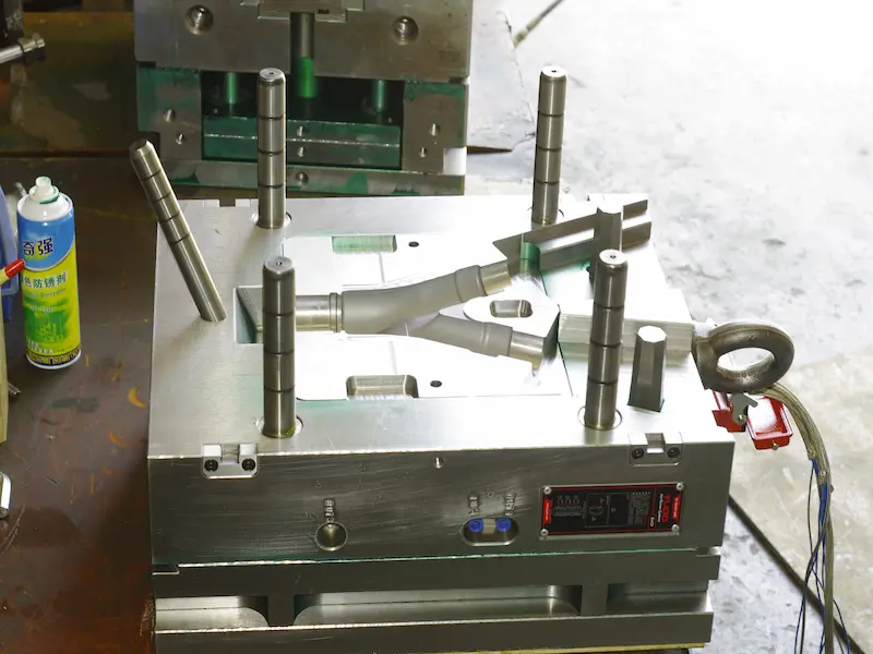 Extrusion coating line applying a thin molten plastic layer onto a moving substrate material