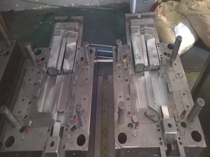 Injection blow molded spring bottles with uniform wall thickness and precise neck finish