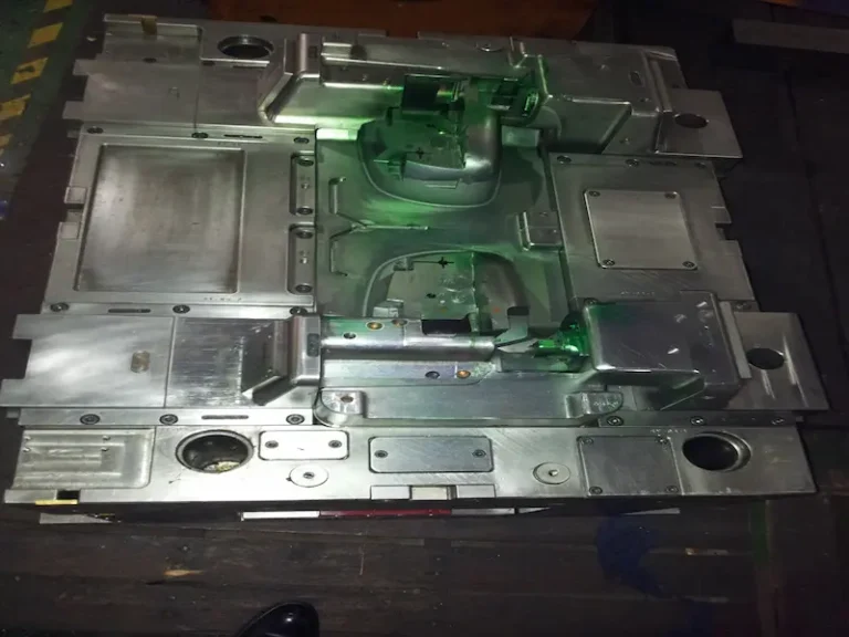 Precision injection mold structure affecting dimensional accuracy of molded plastic parts