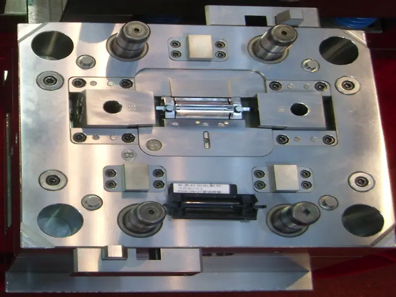 Carbon-coated bottle cap mold for smoother demolding and reduced friction