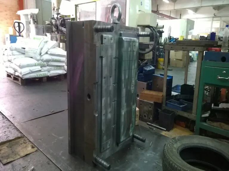 Modern rubber and plastics machinery factory in China with intelligent manufacturing equipment