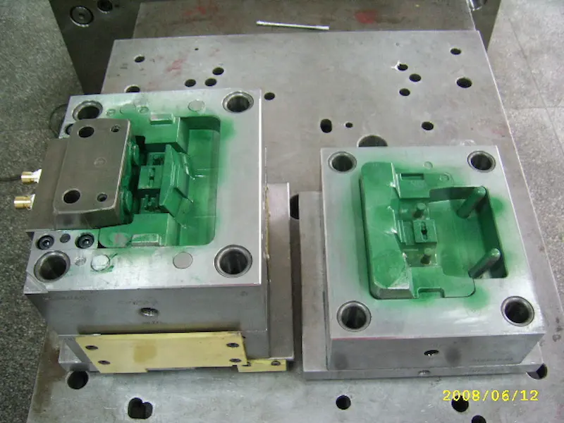 Injection mold installation and maintenance check on an injection molding machine in a production workshop