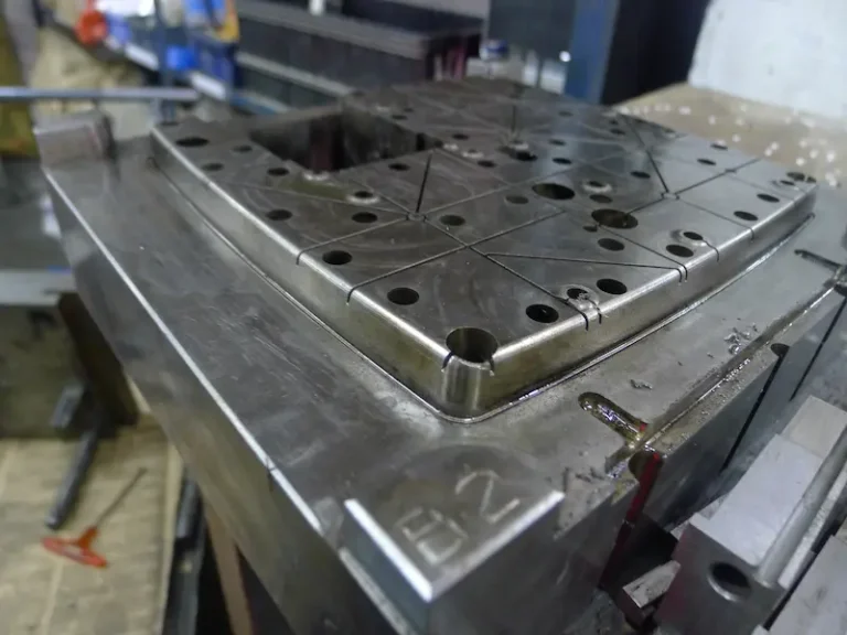 Hot runner system used in a three-plate injection mold for efficient plastic part production