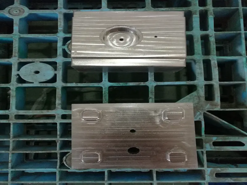 Precision grinding of hardened mold steel with coolant to reduce thermal deformation and improve surface quality