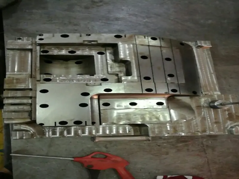 Blow mold cavity manufacturing with machined metal mold inserts and polished cavity surfaces