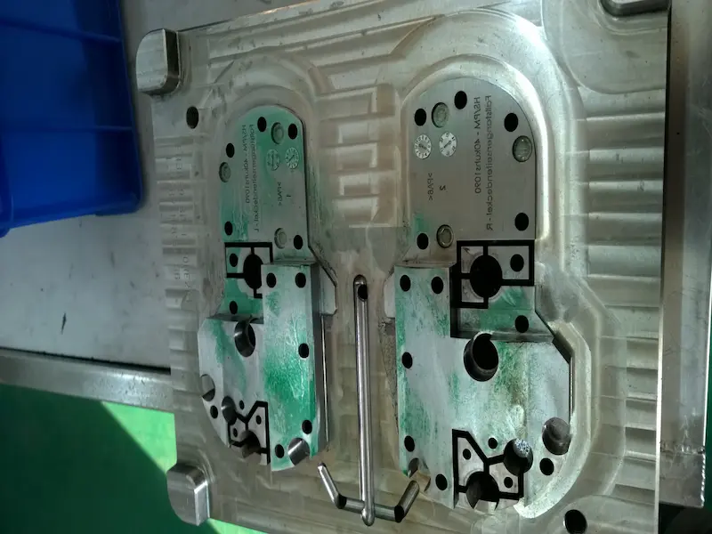 Lightweight plastic materials and density reduction methods showing foamed plastic structure, resin blending, and lightweight filler applications.