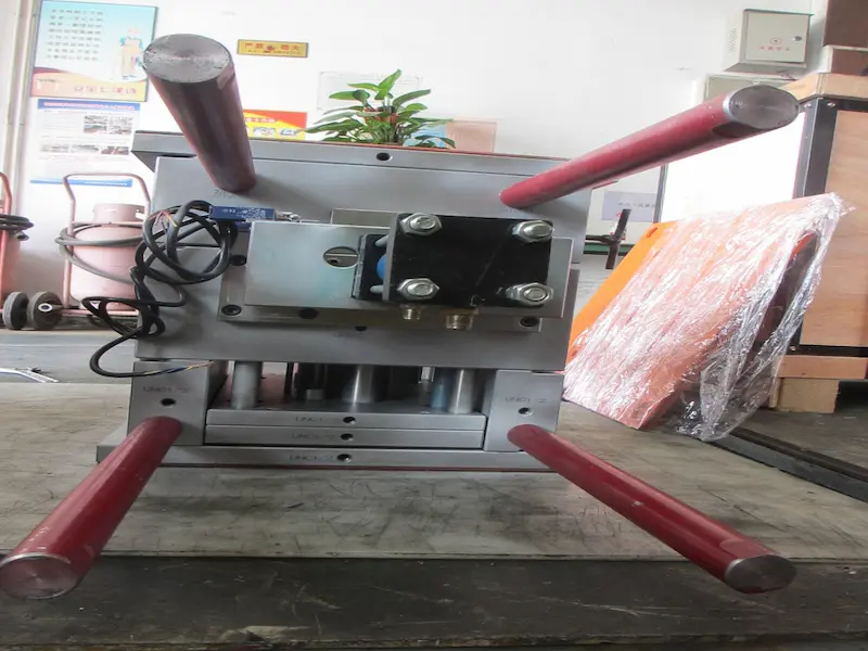 Mold steel material processing showing forging, heat treatment, quenching, grinding, and hardness inspection in mold manufacturing.