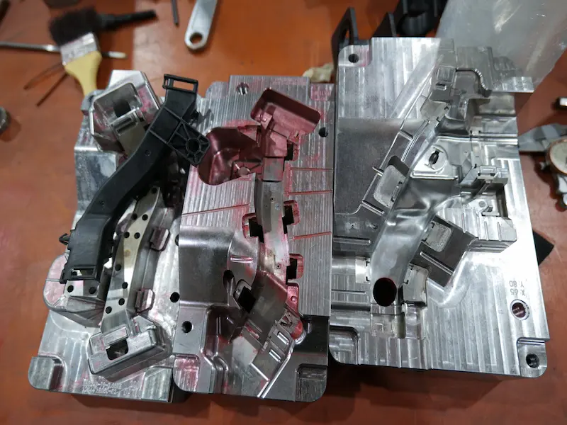 Injection mold change and installation process with crane lifting and machine setup