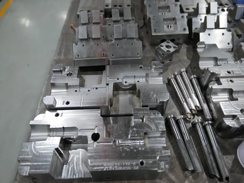 Hot runner mold system with manifold and heated nozzle components used in injection molding