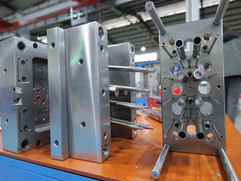 Vacuum forming machine producing transparent plastic blister packaging trays