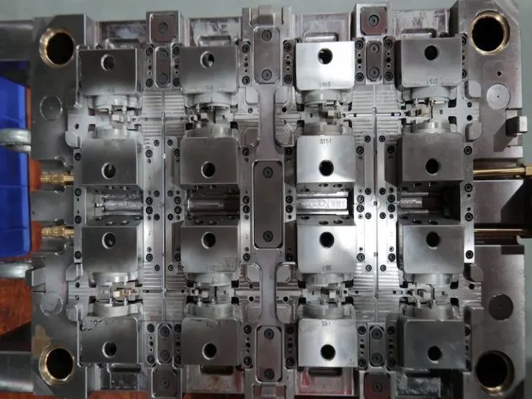 Comparison between glossy and low-gloss injection molded plastic parts