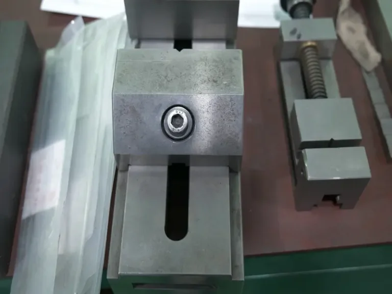 Die casting mold operating under high pressure and high temperature molten metal injection