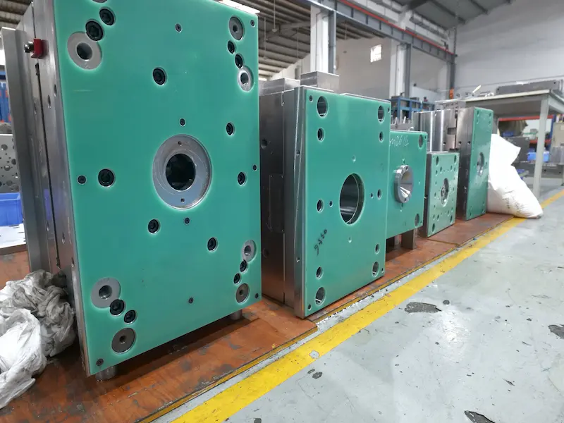 Common failure modes of cold stamping dies including fracture, wear, deformation, and edge bruising