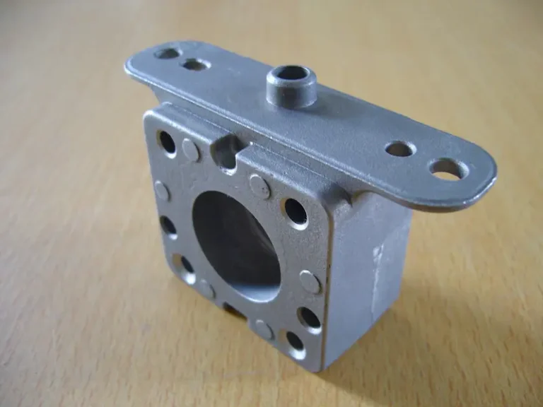 Vacuum casting process with sealed sand mold and molten metal pouring in a metal casting workshop