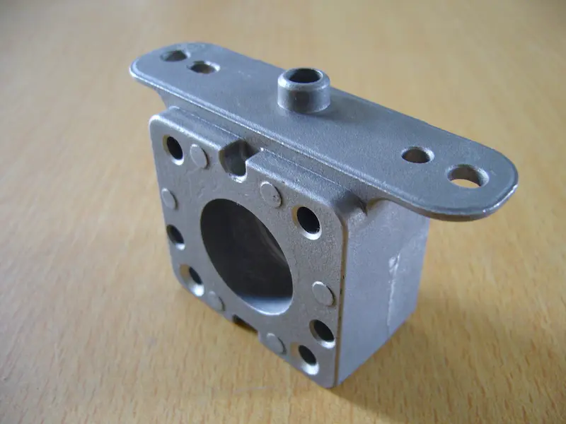 Vacuum casting process with sealed sand mold and molten metal pouring in a metal casting workshop