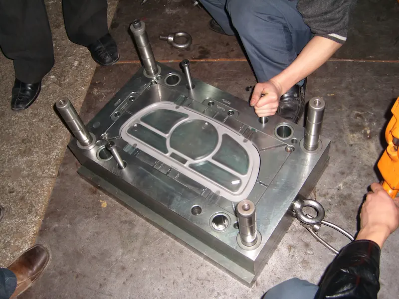 Industrial heat treatment scene showing die steel quenching methods, including spray quenching, oil quenching, and controlled cooling of mold components.