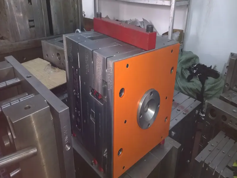 Sheet metal stamping mold inspection showing stable production, mold analysis, CAE simulation, and process optimization.