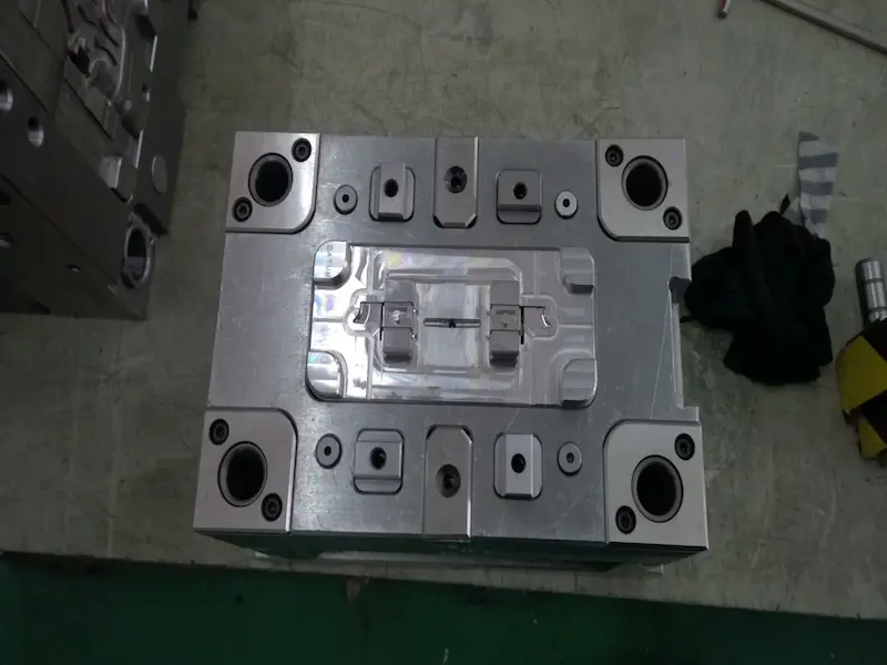 High gloss injection molded plastic part with mirror finish and polished mold cavity