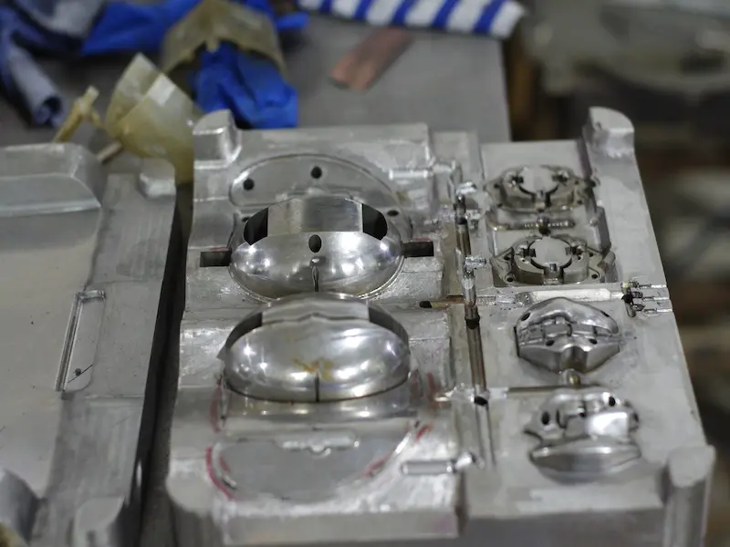 Different mold polishing methods including manual polishing, ultrasonic polishing, electropolishing, and magnetic polishing for precision mold surfaces
