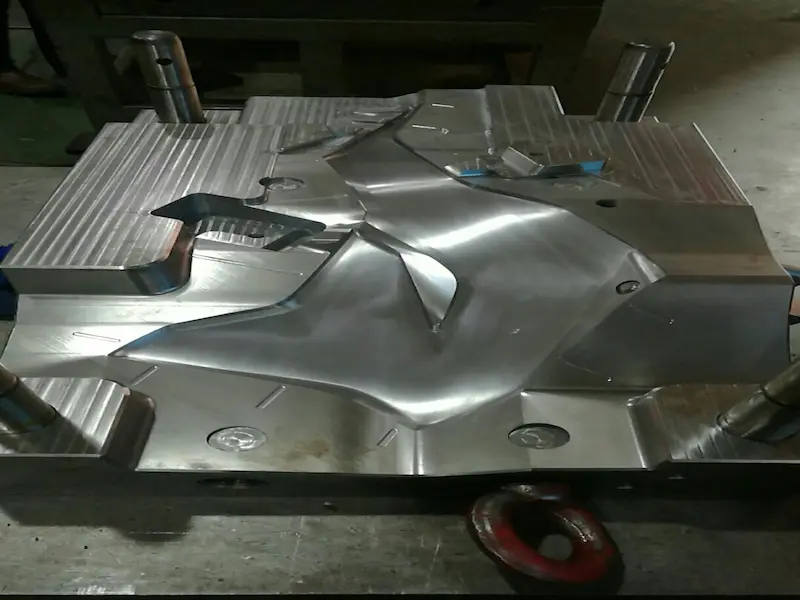 Precision stamping die polishing process showing mechanical polishing tools, mirror-finish die surfaces, and fine surface treatment methods.