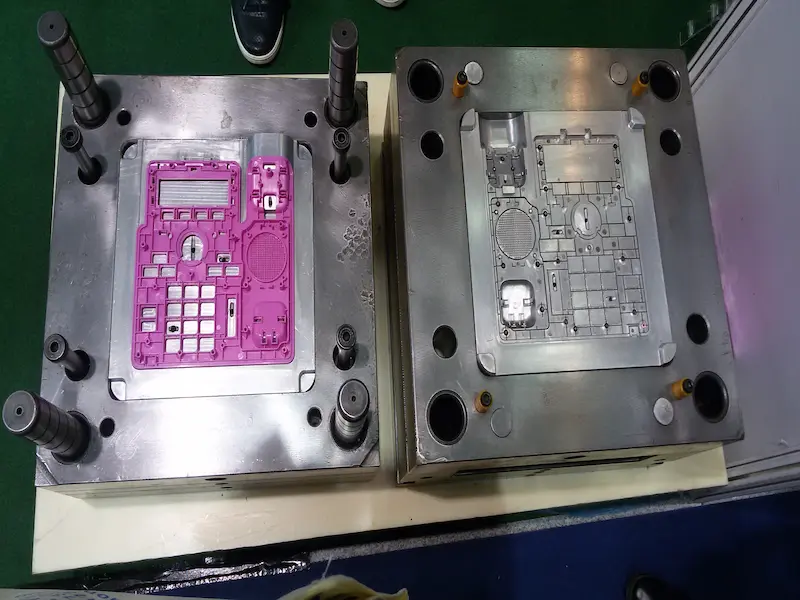 Die casting process showing cavity filling, holding pressure, mold opening, and casting ejection in an industrial production setting.