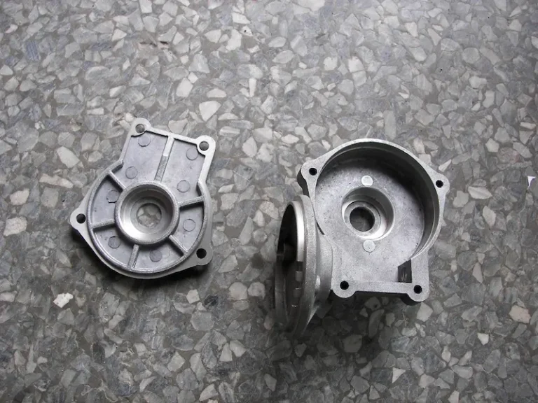 Precision injection molding machine with closed-loop control improving molding accuracy and repeatability