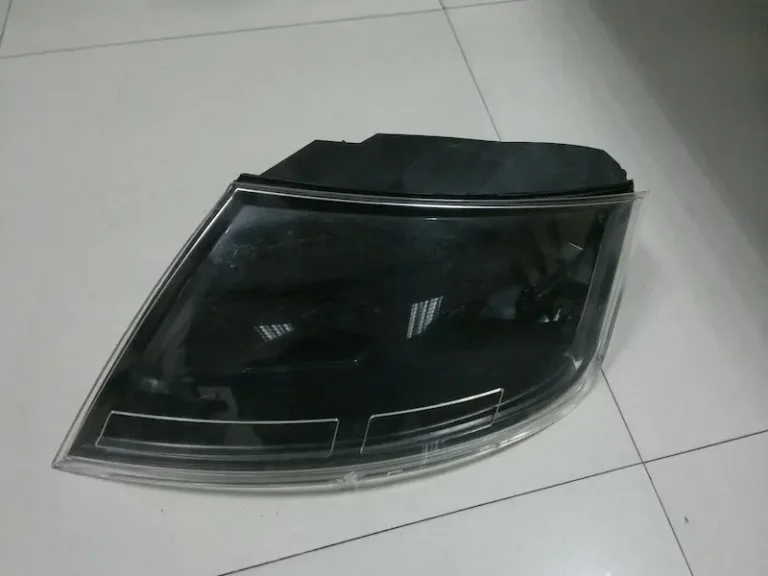 Flow marks near the gate on injection molded plastic parts caused by unstable melt flow