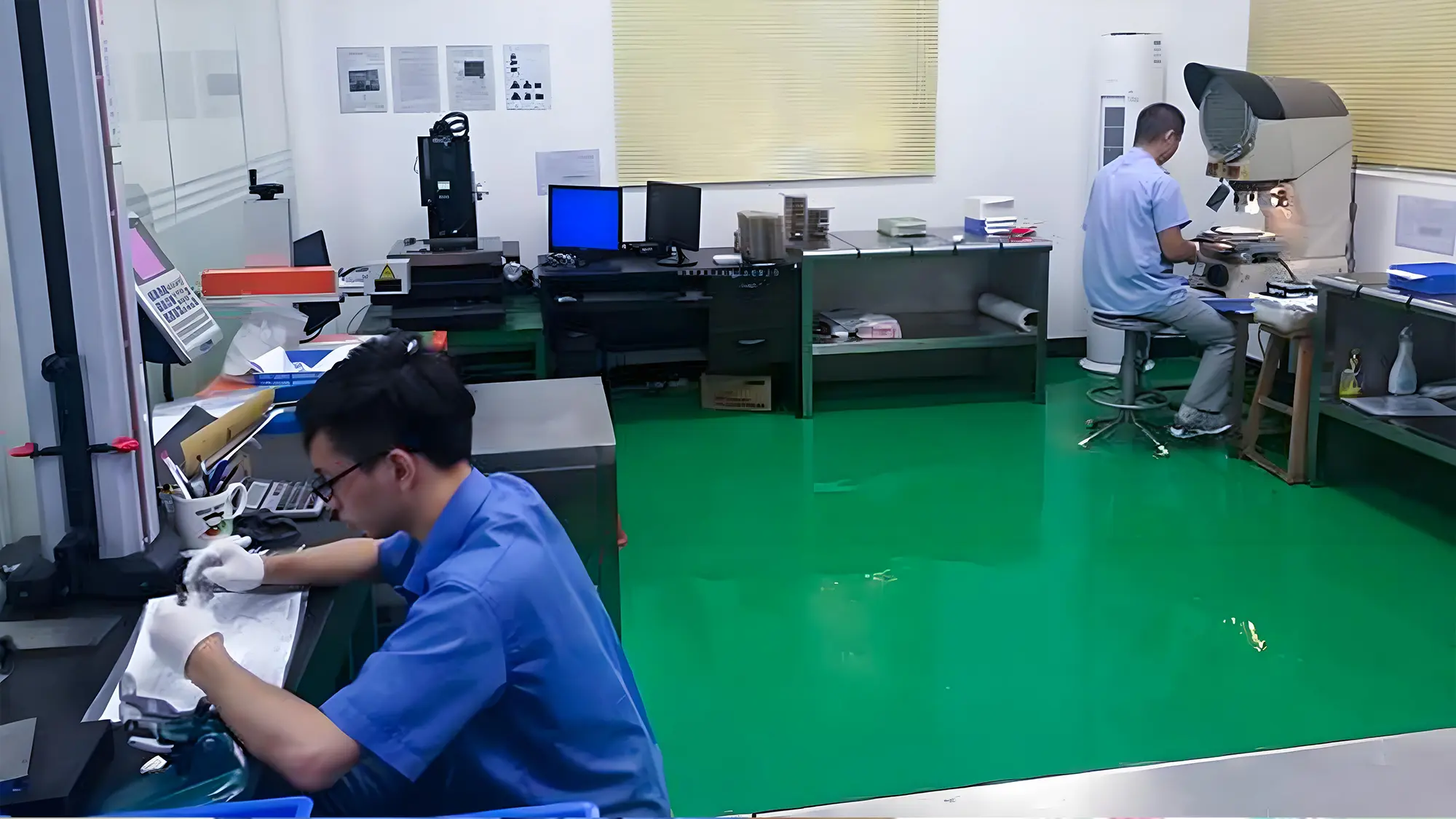 Dimensional inspection during injection molding production using precision measuring equipment