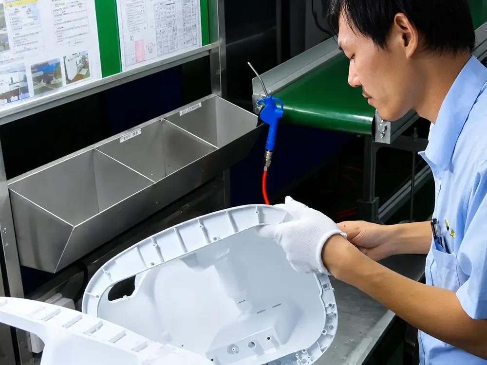 Production quality support and visual inspection of injection molded plastic parts