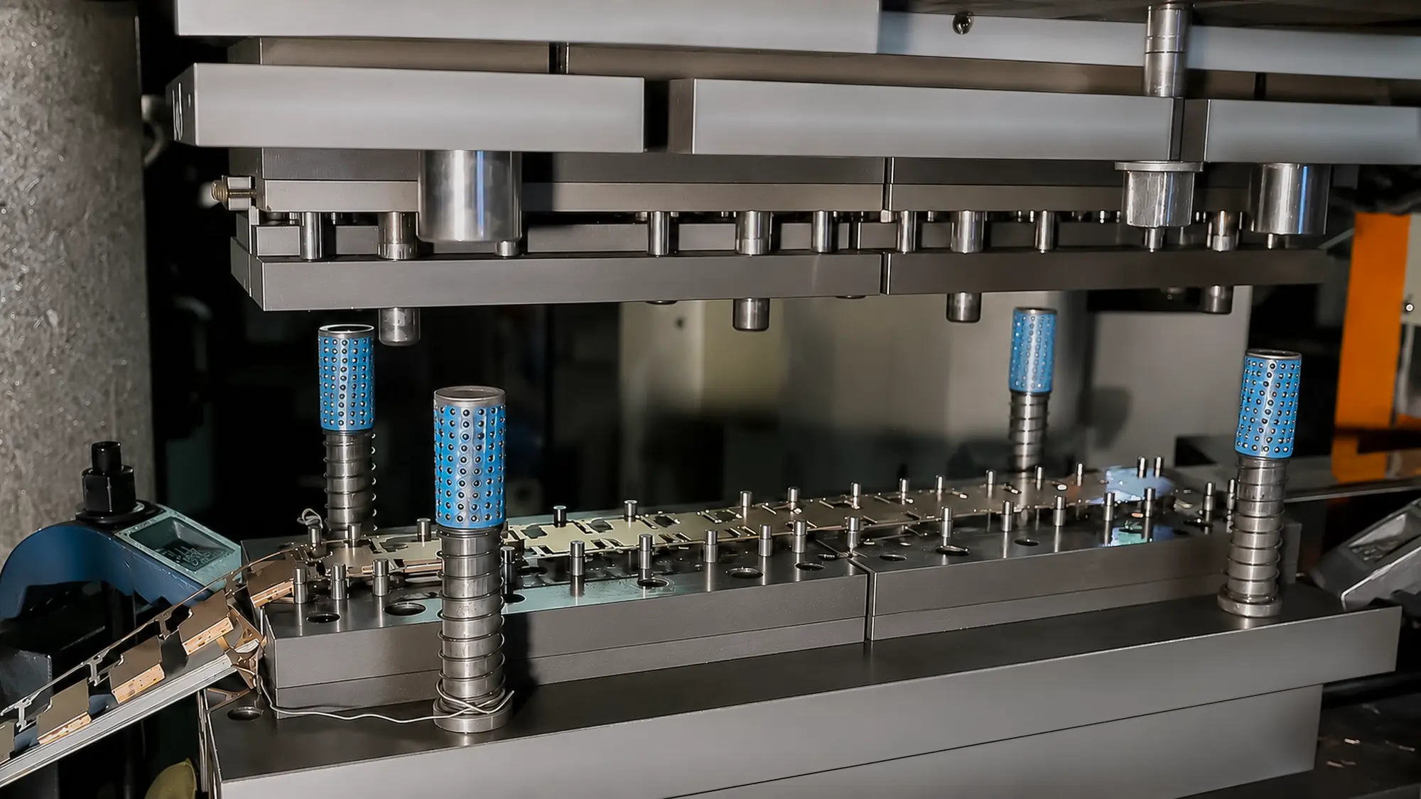Progressive stamping die producing sheet metal parts through multiple forming stations