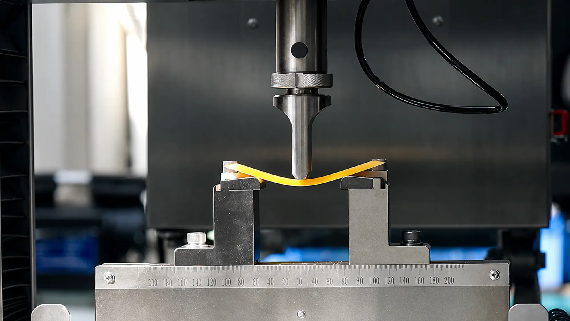 Three-point bending test evaluating the flexural strength and stiffness of an injection molded plastic part